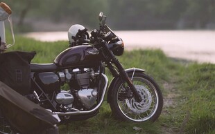 复古摩托车停于绿意草地