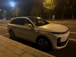 夜晚路边的白色SUV汽车