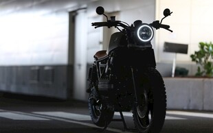 酷炫黑色摩托车停于路面