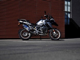 炫酷摩托车停靠红墙旁