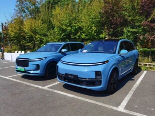 两辆蓝色酷炫新能源汽车