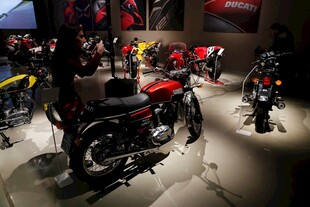 室内陈列的多款酷炫摩托车