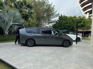 灰色MPV停于户外场景