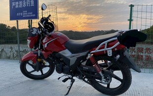 夕阳下的红色摩托车