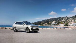 海滨公路上的白色时尚轿车