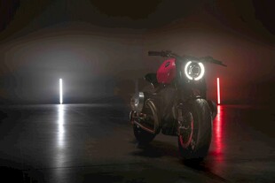 炫酷摩托车于光影中亮相