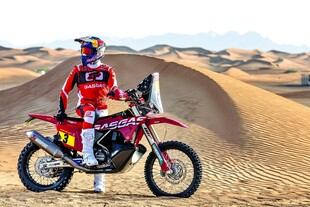 沙漠越野车手英姿