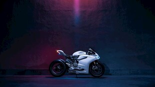 炫酷白色摩托车造型展示