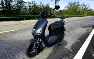 黑色电动摩托车停在道路边