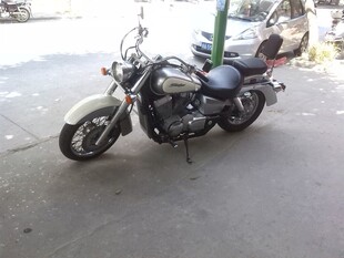 复古风格摩托车停于路边