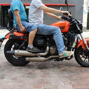 两人共骑复古风摩托车