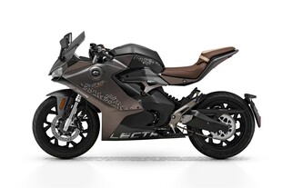 炫酷黑色摩托车展示