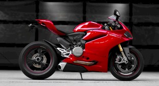 红色炫酷摩托车特写