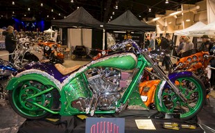 炫酷绿色定制摩托车展示