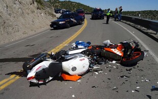 公路摩托车惨烈事故现场