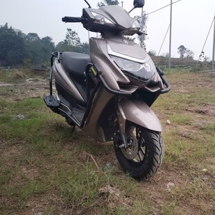 户外停放的时尚银色摩托车