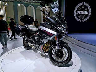 炫酷摩托车亮相展示台