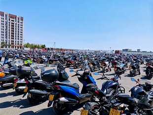 大型摩托车停放现场