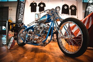 复古蓝色摩托车展示