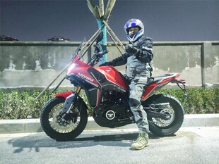 骑士骑红色摩托车英姿飒爽