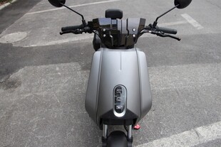 银灰色时尚电动摩托车