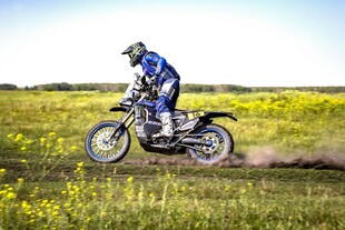 越野摩托骑手驰骋绿野