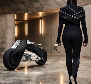 黑衣酷女与炫酷摩托车