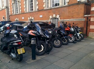 街边停放的一排警用摩托车