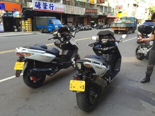 街头停放的两辆炫酷摩托车