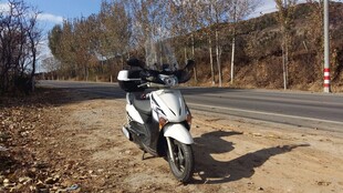 公路旁停放的时尚摩托车