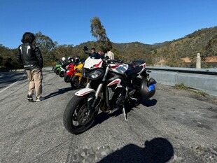 公路边的摩托车与骑行者