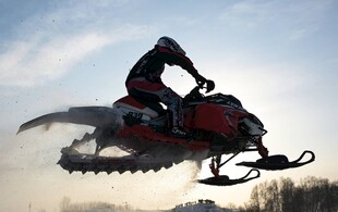 雪地摩托飞跃瞬间
