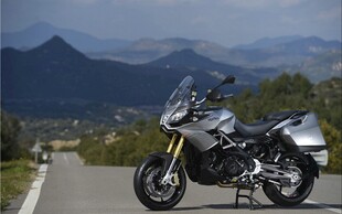 公路上的酷炫摩托车