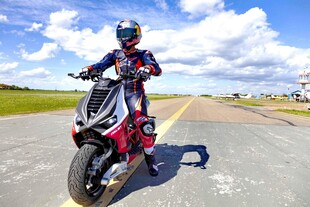 公路骑行的帅气摩托骑士