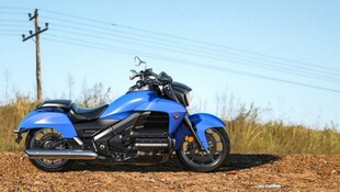 蓝色酷炫摩托车停于旷野