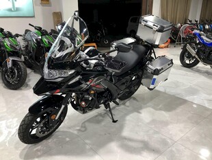 室内展示的酷炫黑色摩托车