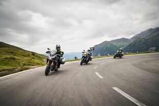 公路上的摩托车骑行队伍