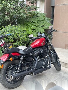 红色复古风摩托车外观展示