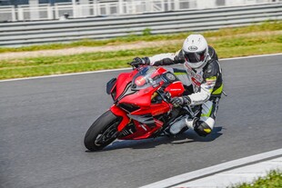 赛道上的红色摩托车骑手