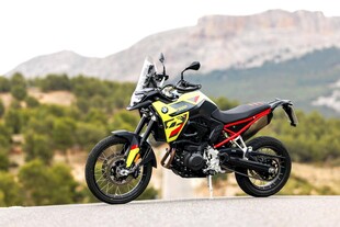 炫酷越野摩托车停于户外