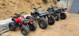 多辆四轮越野摩托车停放