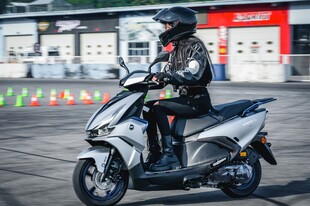 骑士帅气驾驭银色踏板摩托