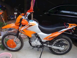 橙色越野摩托车展示