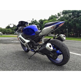 炫酷蓝白摩托车停放路面