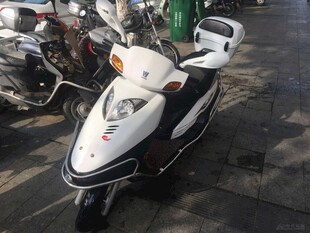 白色时尚摩托车停放场景