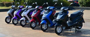 多彩摩托车整齐排列