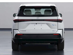 白色SUV汽车尾部特写