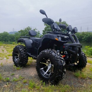 黑色四轮越野摩托车