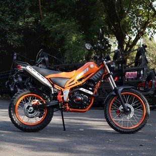 炫酷橙色越野摩托车