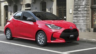 红色时尚两厢小轿车